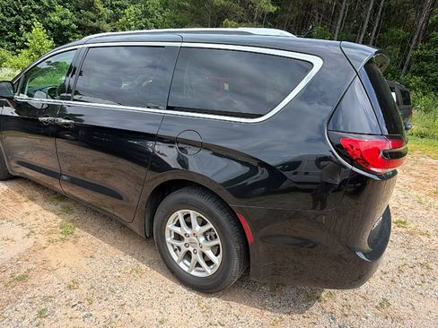 Used 2021 Chrysler Pacifica Touring-L FWD image 10
