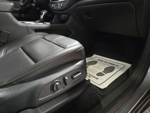 Used 2023 Chevrolet Traverse RS image 9