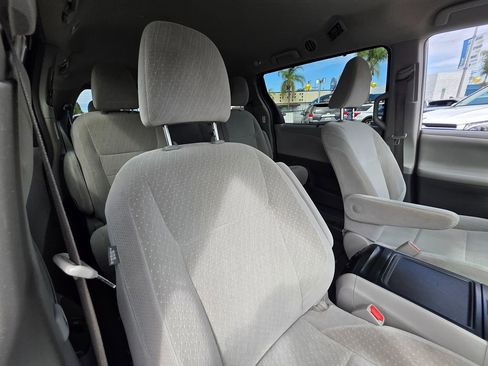 Used 2019 Toyota Sienna LE w/ Carpet Mat Package image 12