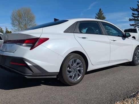 Used 2024 Hyundai Elantra SEL image 2