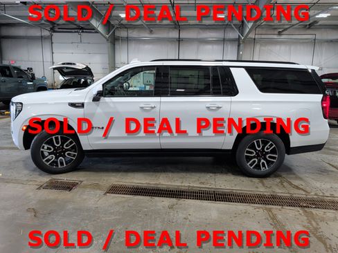Used 2023 GMC Yukon XL AT4 w/ Technology Package image 5