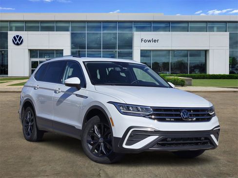 Used 2024 Volkswagen Tiguan SE image 1
