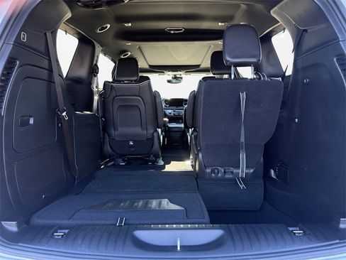 Used 2023 Chrysler Pacifica Limited w/ Uconnect Theater Family Group image 18