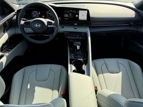 Used 2025 Hyundai Elantra Limited FWD image 7
