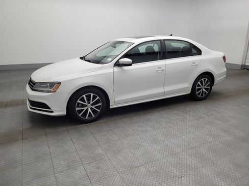 Used 2017 Volkswagen Jetta SE image 2