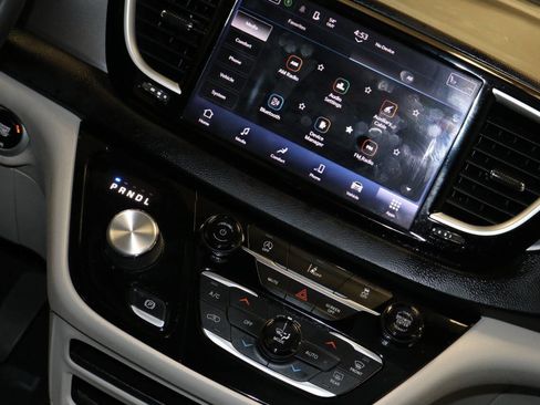 Used 2023 Chrysler Pacifica Touring-L image 34