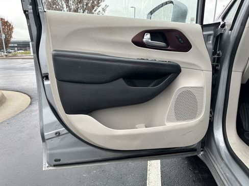 Used 2019 Chrysler Pacifica Limited image 13