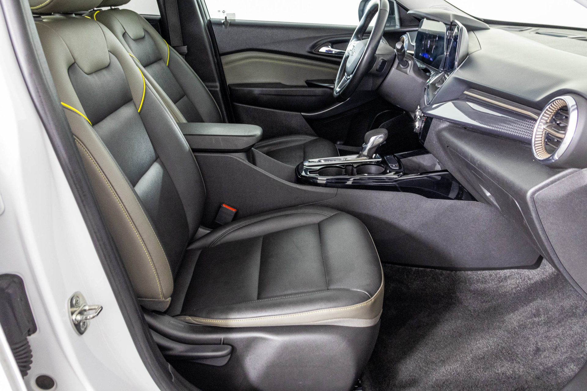 Used 2024 Chevrolet Trax ACTIV w/ Driver Confidence Package FWD image 42