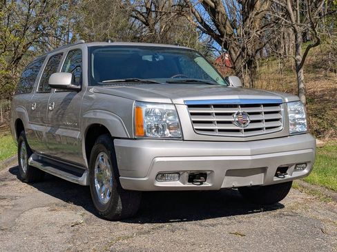 Used 2004 Cadillac Escalade ESV AWD image 2