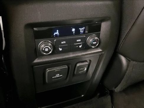 Used 2023 Chevrolet Traverse High Country FWD image 34