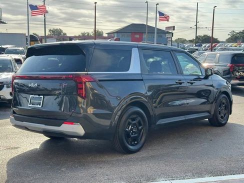 Used 2025 Kia Carnival image 4