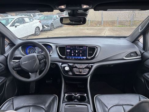 Used 2025 Chrysler Pacifica Limited image 37