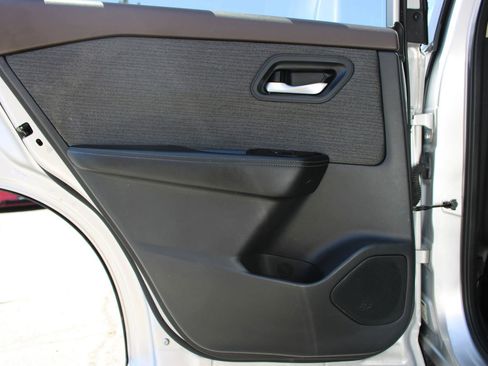 Used 2022 Nissan Rogue SV FWD image 15