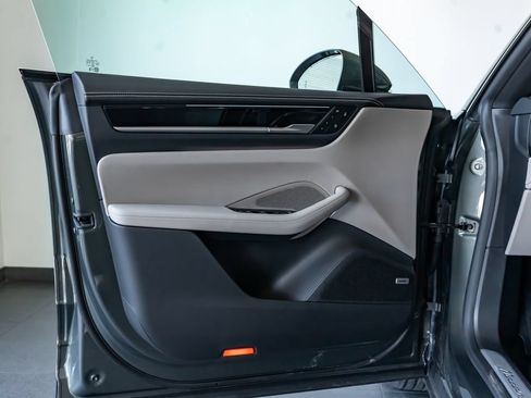 Certified 2025 Porsche Macan 4S Electric AWD/4WD image 12