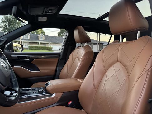 Used 2021 Toyota Highlander Platinum image 16