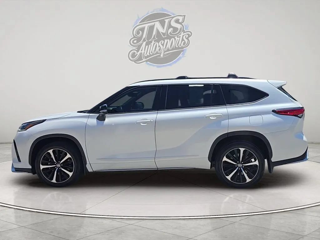 Used 2021 Toyota Highlander XSE AWD/4WD image 2