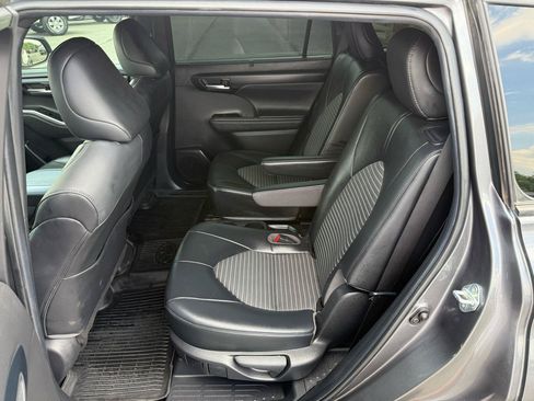 Used 2023 Toyota Highlander XSE FWD image 17