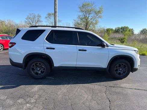 Used 2025 Honda Pilot TrailSport image 9