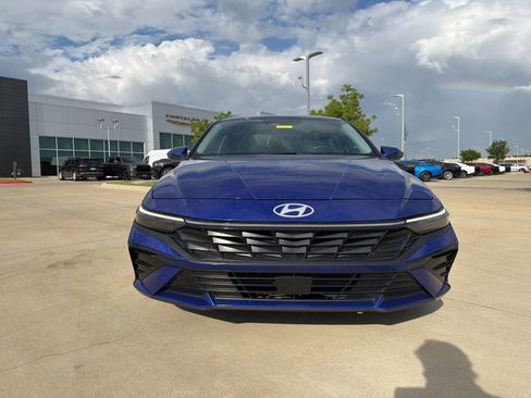Used 2025 Hyundai Elantra Limited FWD image 9