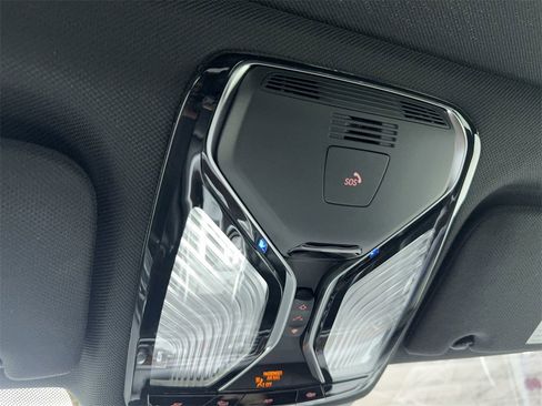 Used 2022 BMW 740i w/ Luxury Rear Seating Package image 34