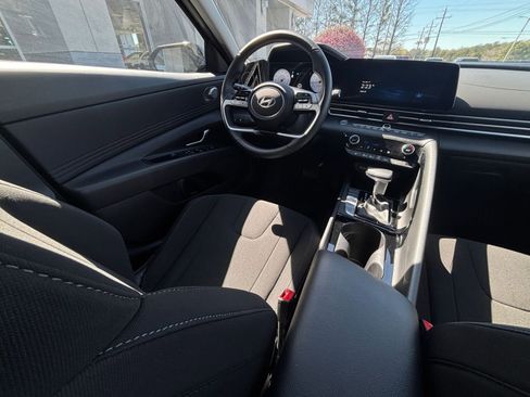 Used 2025 Hyundai Elantra SEL image 36