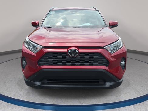 Used 2020 Toyota RAV4 XLE w/ Convenience Package FWD image 2