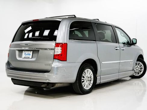 Used 2013 Chrysler Town & Country Limited image 29