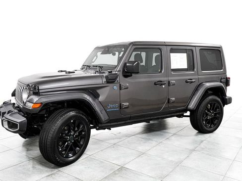 Used 2025 Jeep Wrangler Unlimited Sahara w/ Safety Group AWD/4WD image 4
