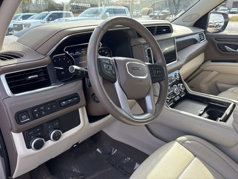 Used 2021 GMC Yukon XL Denali w/ Denali Premium Package image 18