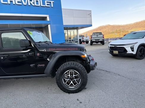 Used 2025 Jeep Wrangler Rubicon image 2