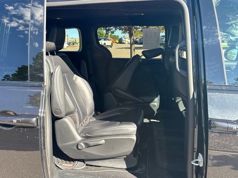 Used 2023 Chrysler Pacifica Touring-L w/ S Appearance Package FWD image 32