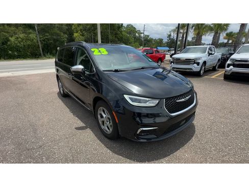 Used 2023 Chrysler Pacifica Limited FWD image 8