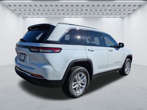 New 2025 Jeep Grand Cherokee Laredo image 4