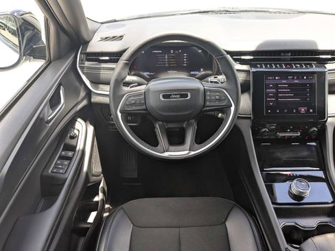 Used 2025 Jeep Grand Cherokee Altitude AWD/4WD image 21