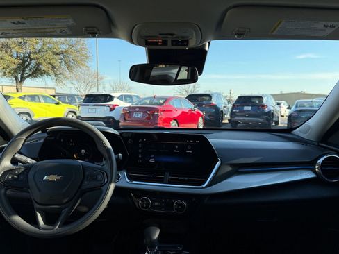 Used 2025 Chevrolet Trax LT image 33