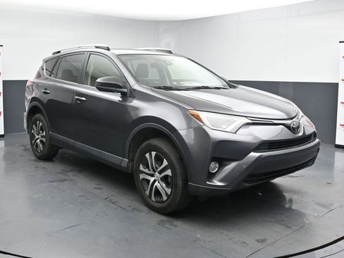 Used 2018 Toyota RAV4 LE FWD image 2