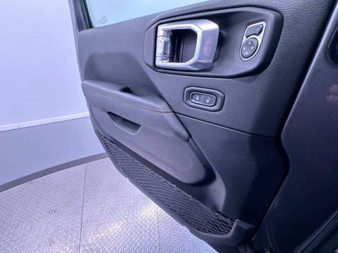 Used 2021 Jeep Gladiator Overland AWD/4WD image 32