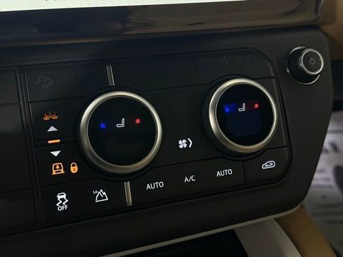 New 2026 Land Rover Defender 110 X-Dynamic SE image 31