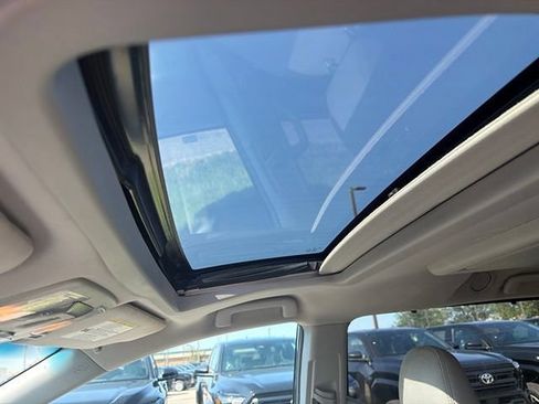 Used 2017 Toyota Sienna XLE Premium FWD image 6