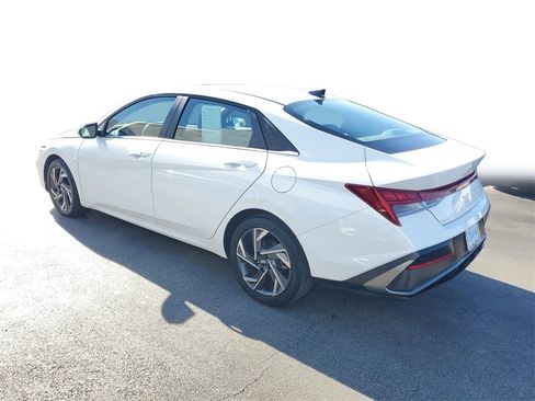 Certified 2025 Hyundai Elantra SEL image 4