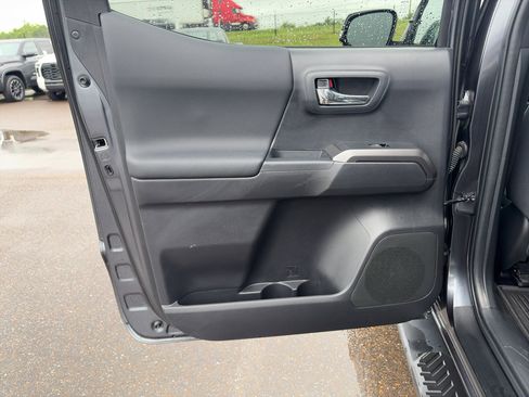 Certified 2022 Toyota Tacoma TRD Off-Road AWD/4WD image 12