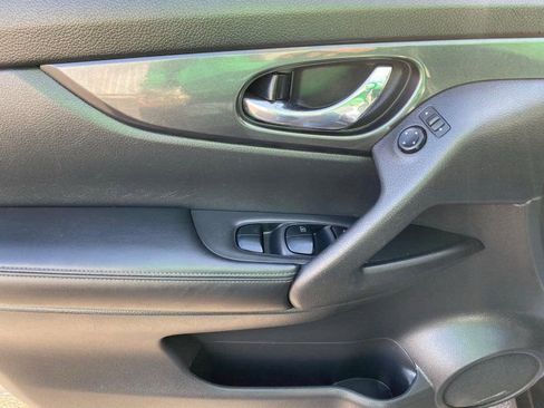 Used 2019 Nissan Rogue SV image 16