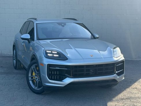 Used 2025 Porsche Cayenne GTS w/ Sport Chrono Package AWD/4WD image 13