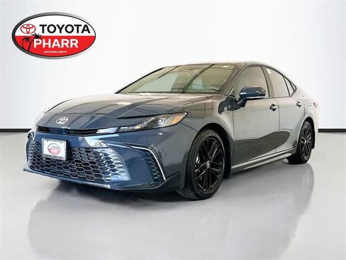 Used 2025 Toyota Camry SE image 1