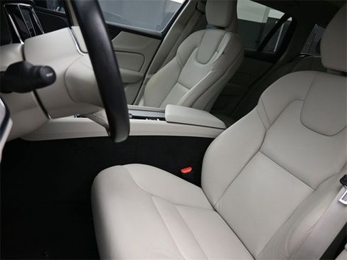 Used 2022 Volvo V60 T5 Cross Country w/ Advanced Package image 9