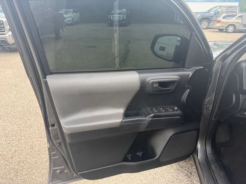 Used 2018 Toyota Tacoma SR AWD/4WD image 8