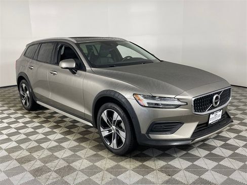 Used 2020 Volvo V60 T5 Cross Country image 17