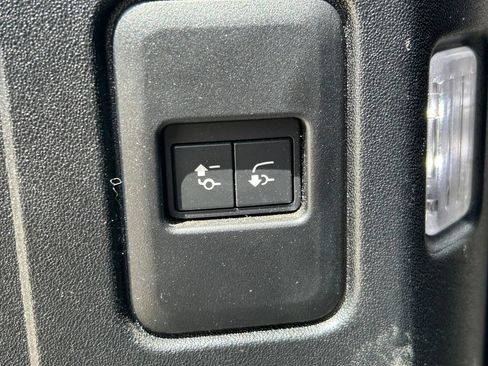 Used 2023 Land Rover Defender 110 V8 AWD/4WD image 16