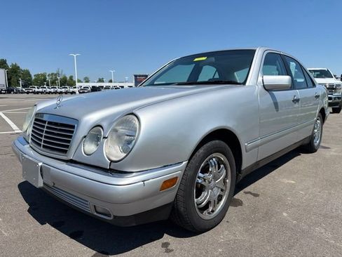 Used 1999 Mercedes-Benz E 320 4MATIC Sedan image 2