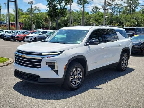 Used 2026 Chevrolet Traverse LT FWD image 2
